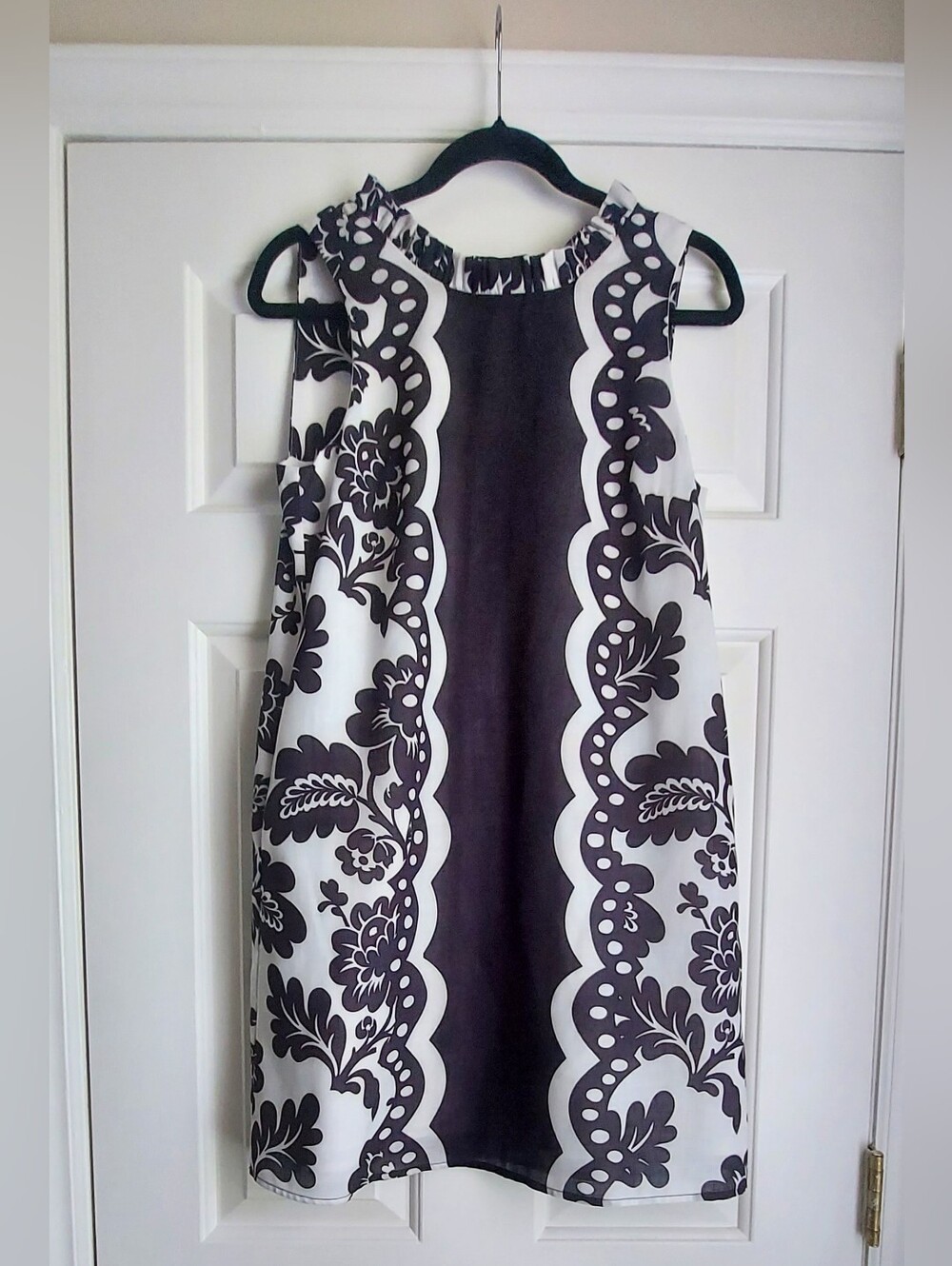 JOY JOY Sleeveless Black and White Floral Shift Dress